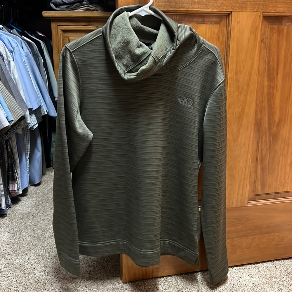 Women’s North face pullover size large